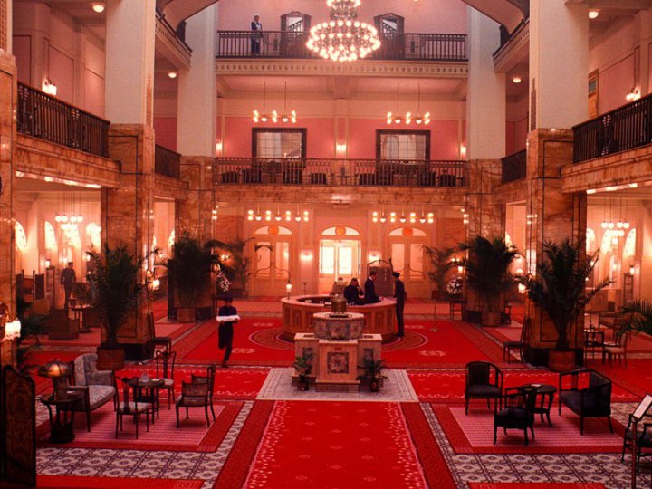 grand-budapest-hotel-set-05-lobby-german-jugendstil-decor