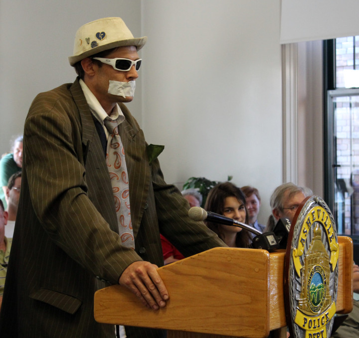 Living statue street performer Dade Murphy makes a non-verbal statement to the Public Safety Committee. Photo by Virginia Daffron.