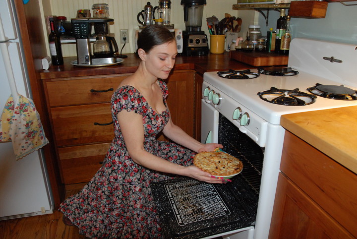 COMFORT IN A CRUST: Annie Erbsen takes an apple-cranberry pie with a gluten-free crust out of the oven. Photo by Leslie Boyd
