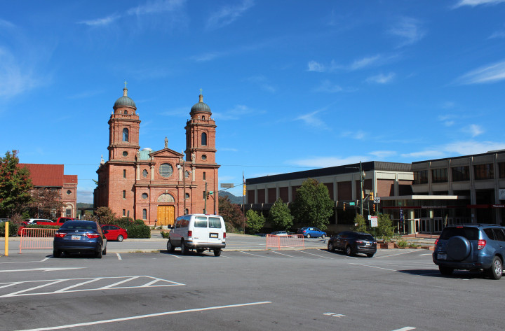 The people have spoken, and they want a significant public space facing the Basilica of St. Lawrence and the U.S. Cellular Center. A City Council committee considers the way forward. Photo by Virginia Daffron