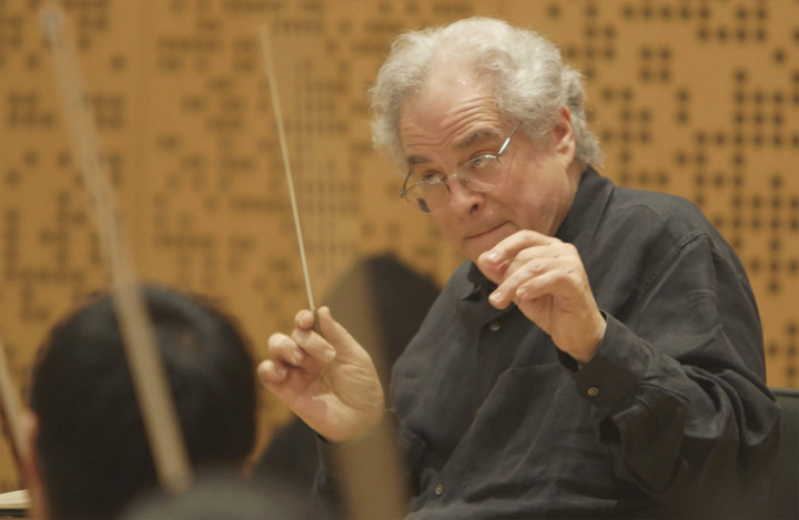Itzhak-Perlman-teaching-young-violing-students-courtesy-of-Greenwich-Entertainment-1366x890