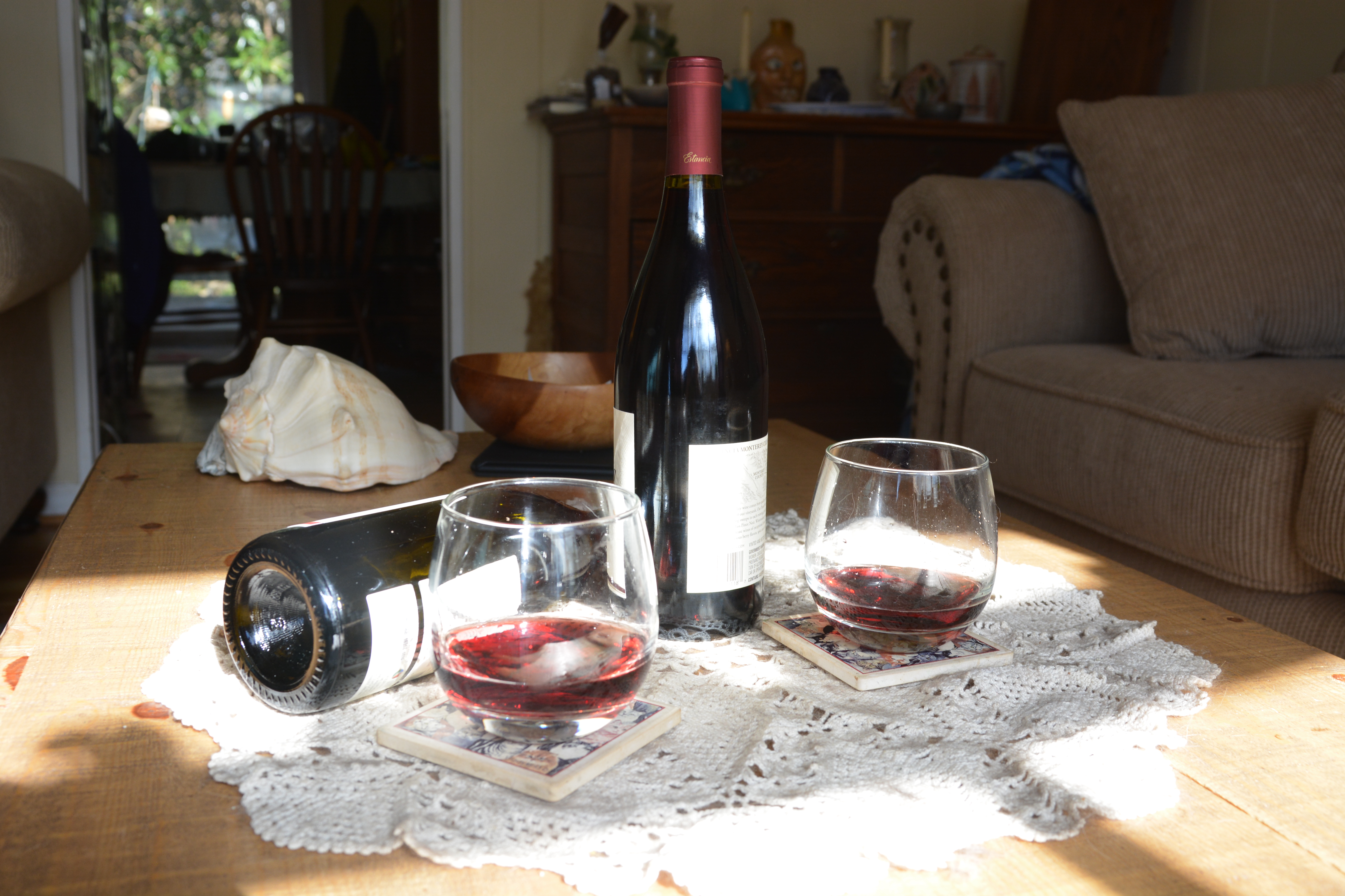 бокал вина дома на столе